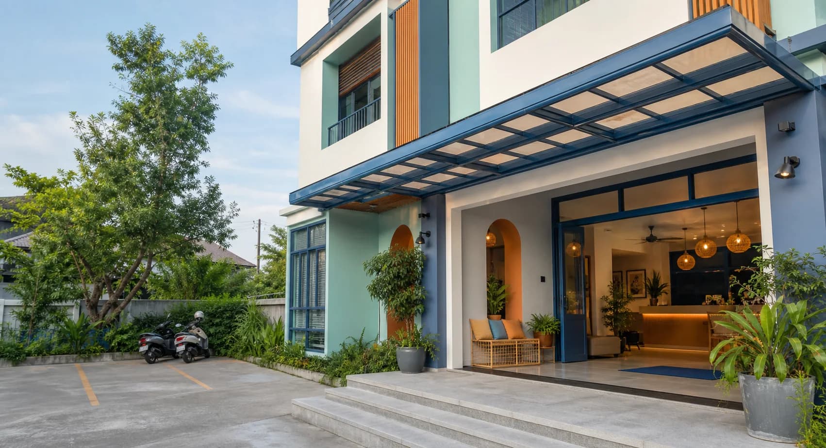 ทางเข้าอาคาร Mellow Town Hotel ในช่วงกลางวัน